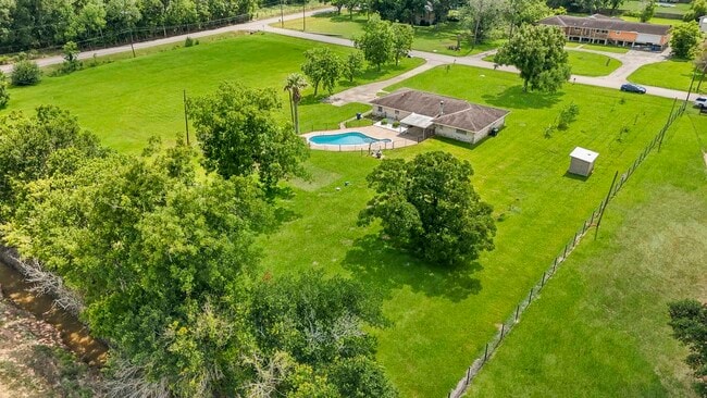 Photo - 302 Country Rd