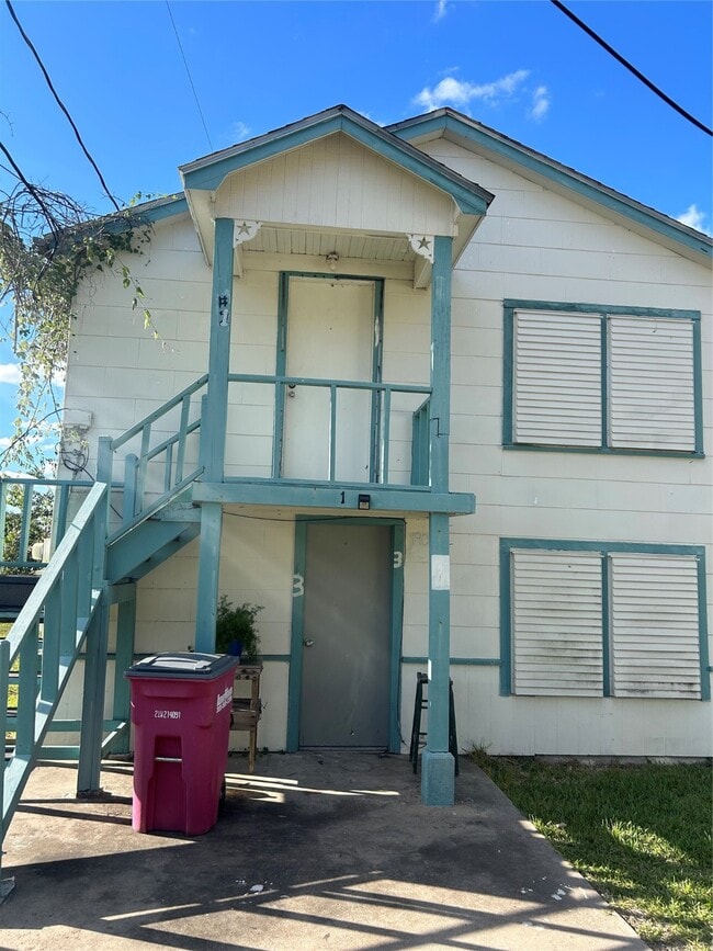 Building Photo - 1901 N Avenue G Unit 1