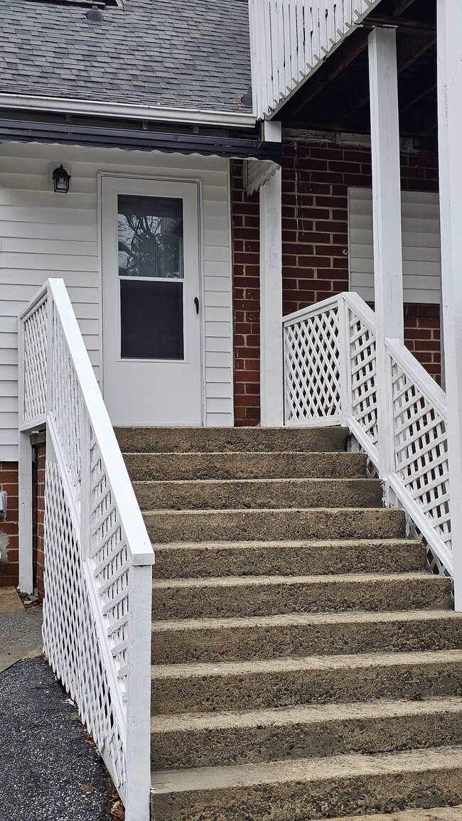 Building Photo - 212 Thurston Dr NW Unit #B