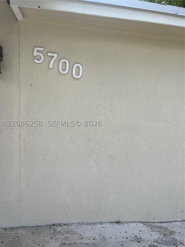 Building Photo - 5700 SW 37th St