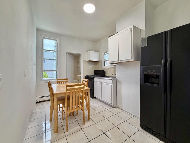 Building Photo - 94 Ferry St Unit 2