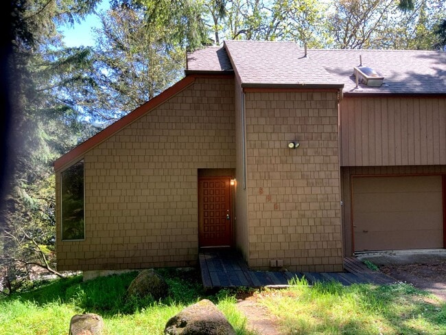 Building Photo - Two Bedroom Duplex in South Hills Area Unit 896  Foxglenn Ave