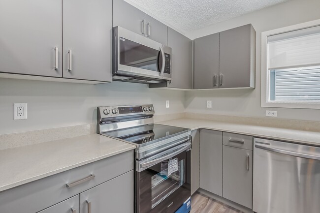 Photo - 15675-15618 18 Ave SW