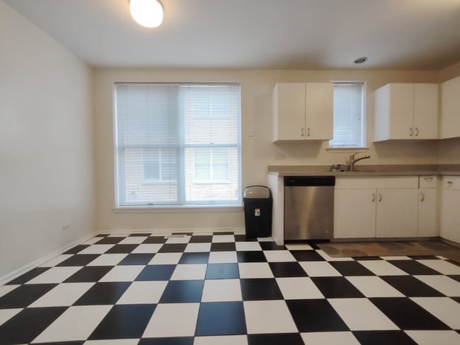 Photo - 7241 Franklin St