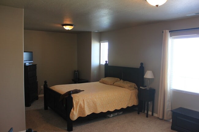 Building Photo - Spacious 3 Bedroom In Stansbury Park- Show... Rental