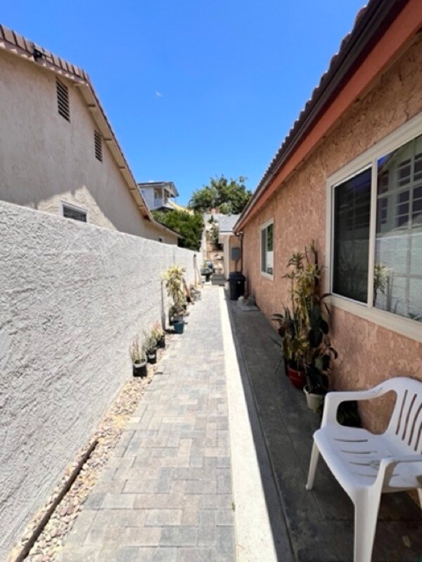 1529 Duarte Pl
