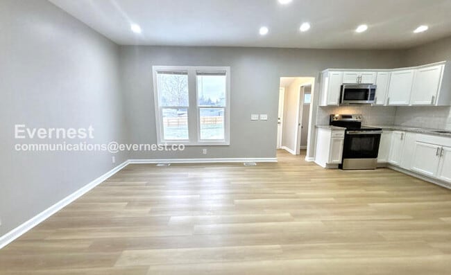 Photo - 2430 Steele Ave