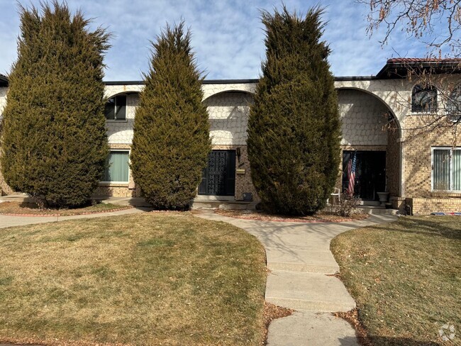 Building Photo - Spacious Southmoor Park Townhome