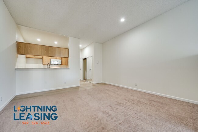 Photo - 11227 Morrison St Unidad 221D Rental