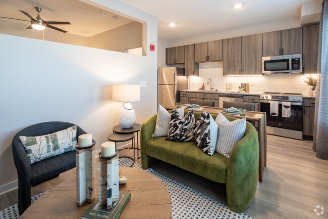 Studio, 1BA - 583SF - Living Room