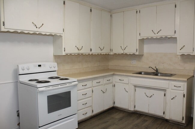Photo - 3-4 Bedrooms! REBATE $300 off 1st Mo. Rent!!!