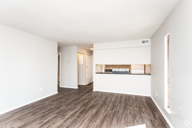 1BR, 1BA - 595 SF