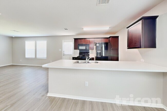 5202 Everett Loop