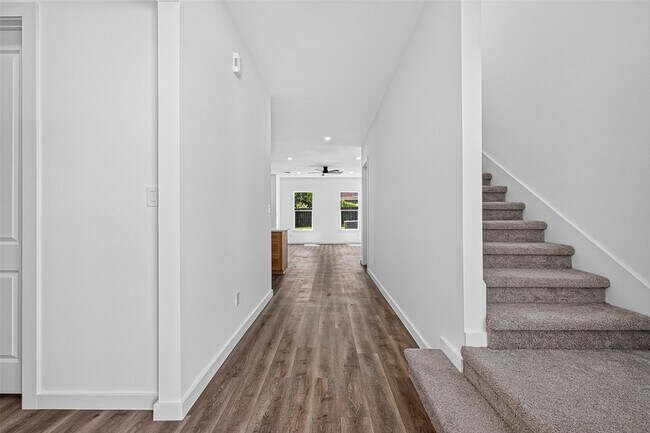 Photo - 115 Capetown Ln