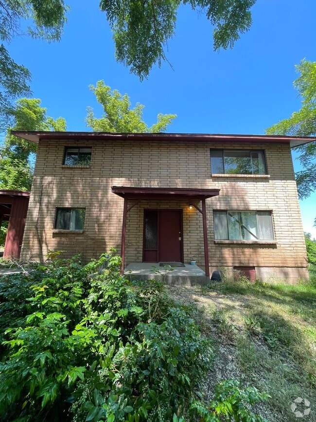 Building Photo - 2 bed 1 bath Duplex - Water/Sewer and Garb... Rental