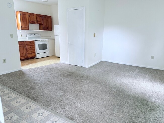 Building Photo - 22 Maple Ln Unit 3