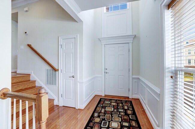 Grand entrance - 43591 White Cap Ter