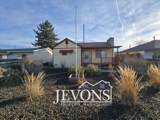 Building Photo - A charming and well-located single-family home in Yakima!