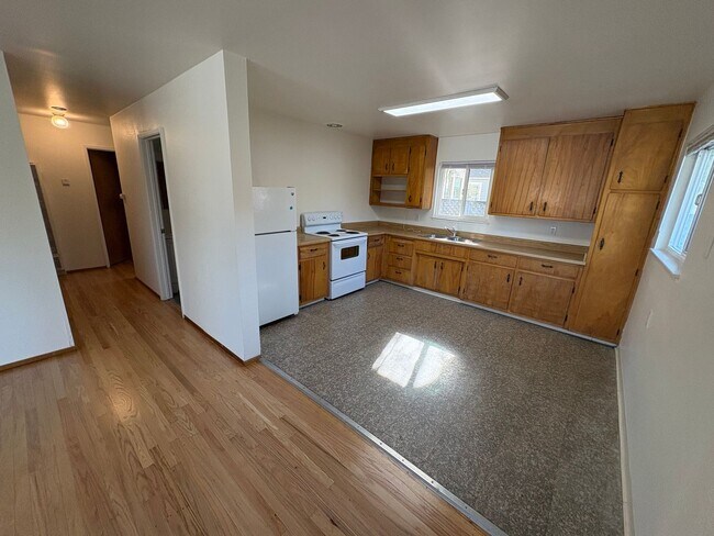 Photo - 537fst Unit #B