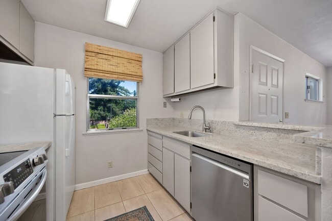 Photo - Prime location near downtown, airport, din... Unit 108