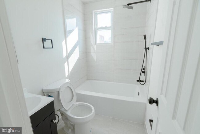 Photo - 413 Kennedy St NE