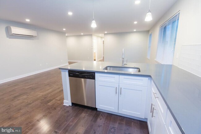 Building Photo - 1228-32 W College Ave Unit 4