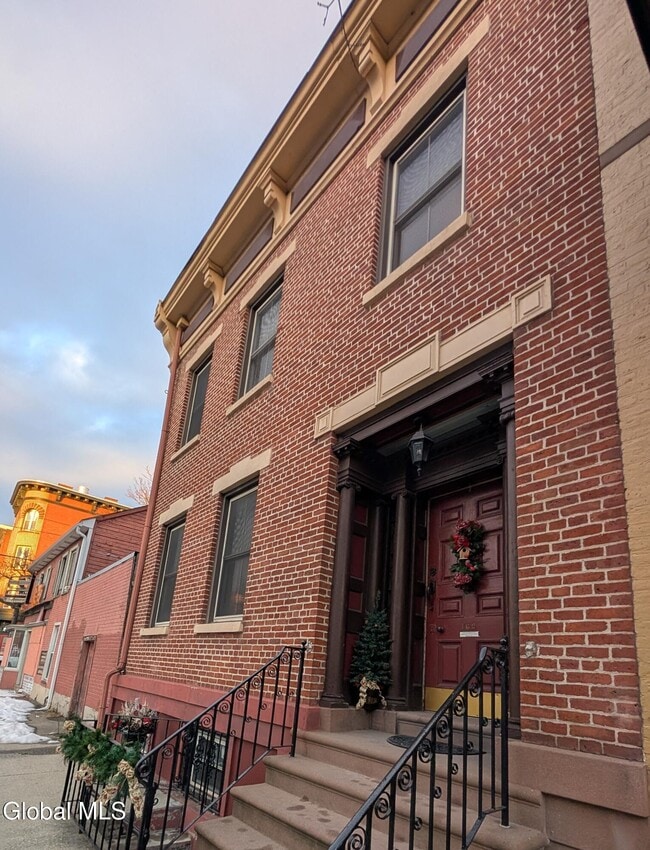 Building Photo - 162 4th St Unit 2