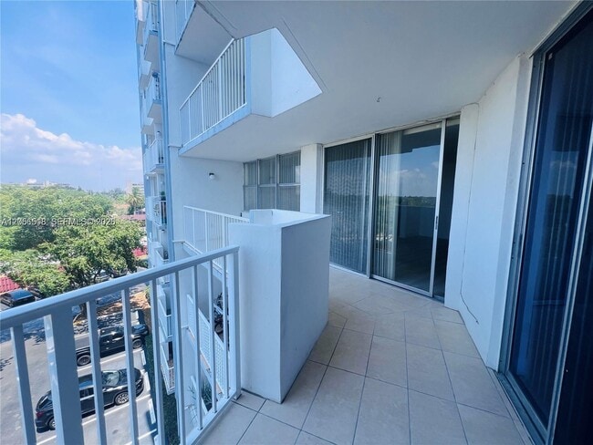 Building Photo - 1200 NE Miami Gardens Dr Unit 501W