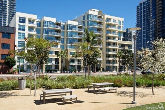 Building Photo - 825 W Beech St Unit 204 Rental