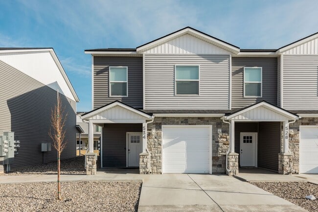 Building Photo - END UNIT - Darling 3 Bed 2.5 bath townhome in Sugar City, ID