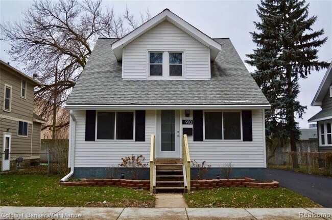 910 Knowles - Exterior view - 910 Knowles St