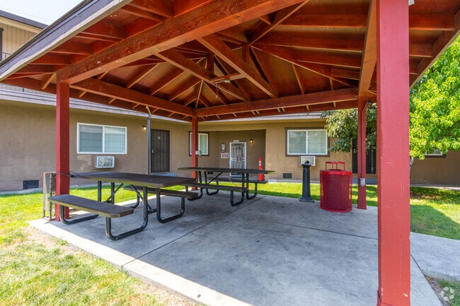 Gazebo - Stonebrook Apartments