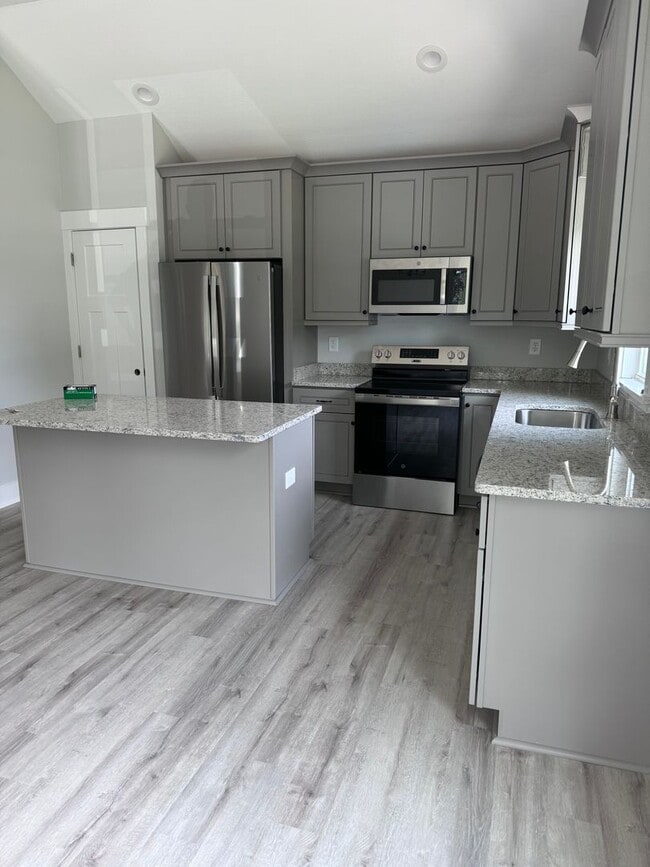 Photo - 997 Burnside Rd