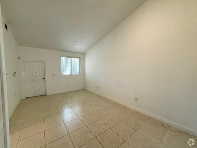 Building Photo - 2460 SE 16th Terrace Unit 204 Rental