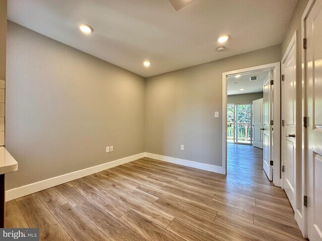 Building Photo - 1741 Fontain St Unit 3 Rental