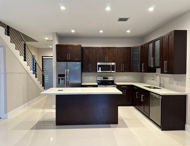 Photo - 824 SW 74th Ct