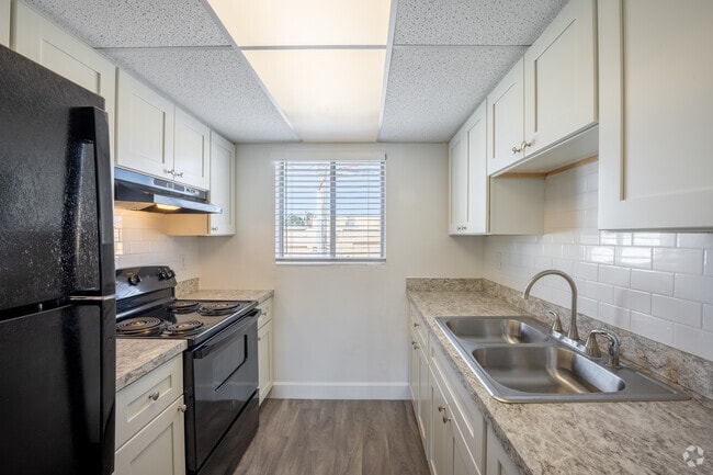 2BR, 1BA - 858SF - Kitchen