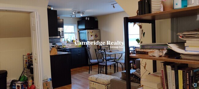 Building Photo - 54 Beacon St Unit 3 Rental