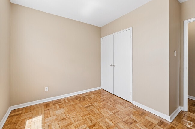 3BR, 1BA - 788SF - Bedroom