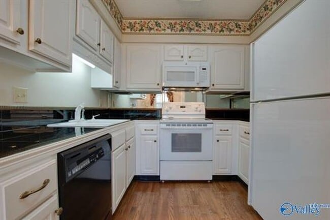 Photo - 313 Kensington Ct SW