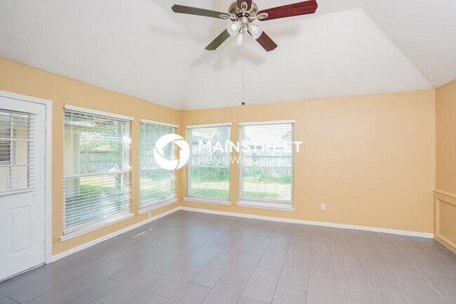 Photo - 3 Bedroom Pet-Friendly Home in Houston, TX with Main Street Renewal