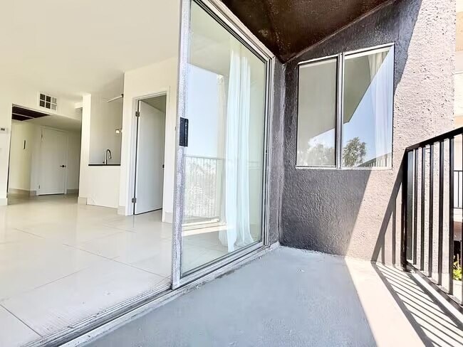3949 Los Feliz Blvd