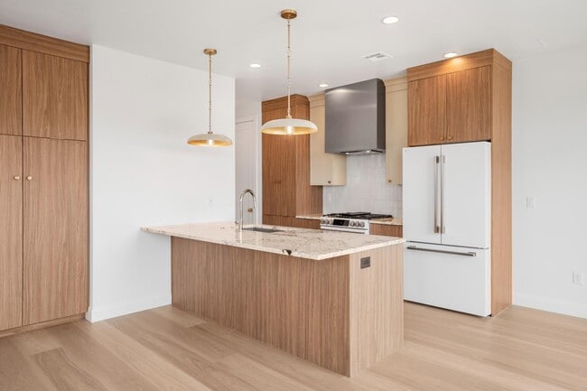 Photo - 978 Manen St