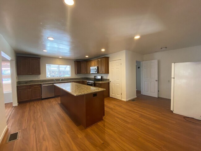 Photo - Large House, Close to Campus!!