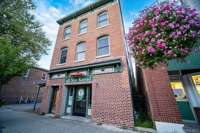 Building Photo - 308 Main St Unit 2