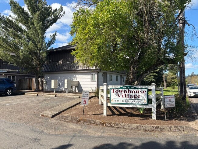 Building Photo - Townhouse in Newberg Unit Apt. 01