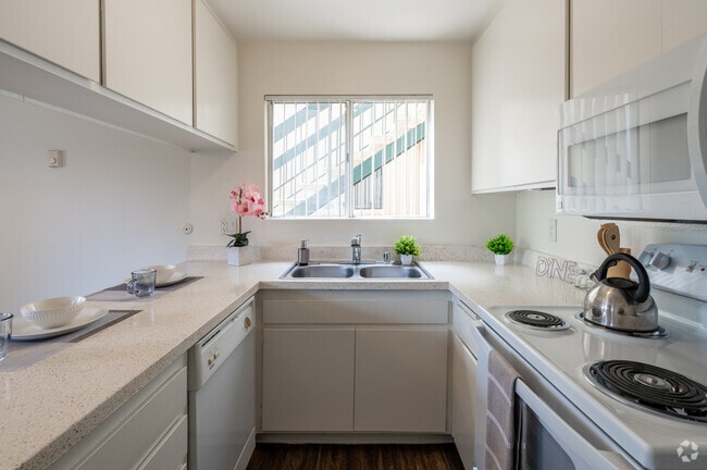 1BR, 1BA - 721SF