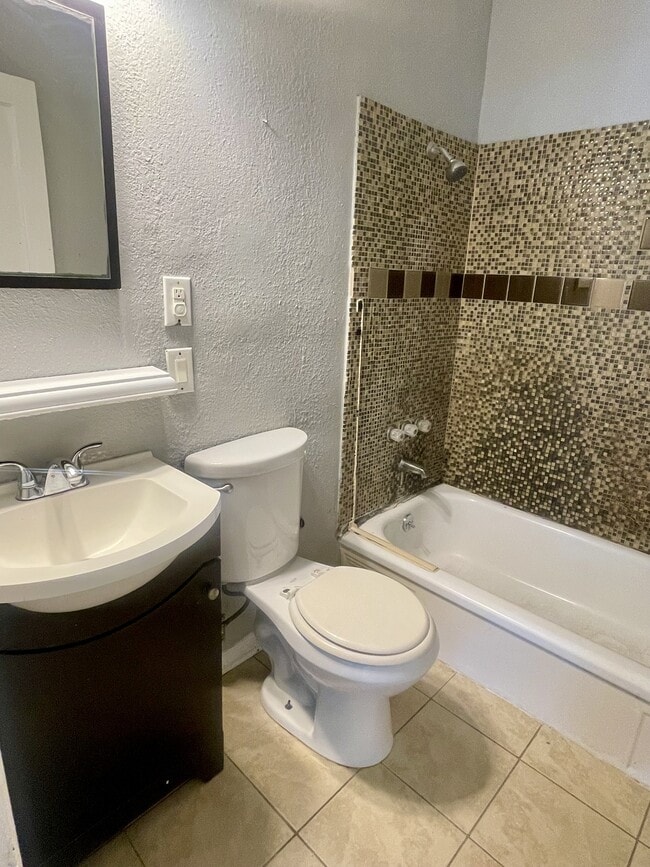 Photo - 708 W Henderson Dr