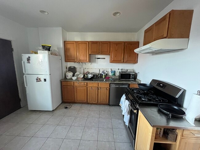 Building Photo - 140 Saint Alphonsus St Unit B2