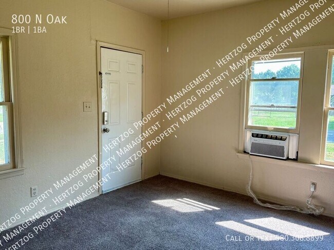 800 N Oak St